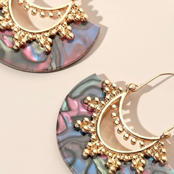 🌹2/$20.00🌹Fan Abalone Shell Earrings - Picture 4 of 5